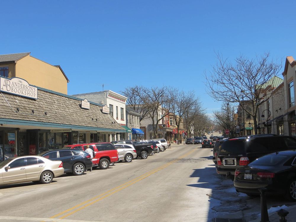 Anderson's Bookshop and storefronts on Jefferson Avenue in downtown Naperville